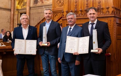 Érték és Minőség Díj 2022 - Receiving the Value and Quality Award in Parliament 2022